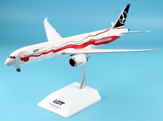 Boeing 787-9 LOT Polish Airlines with stand